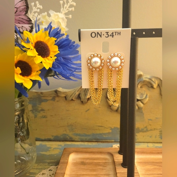 MACY'S ON 34TH Pearl and Gold chain earrings - Picture 1 of 3